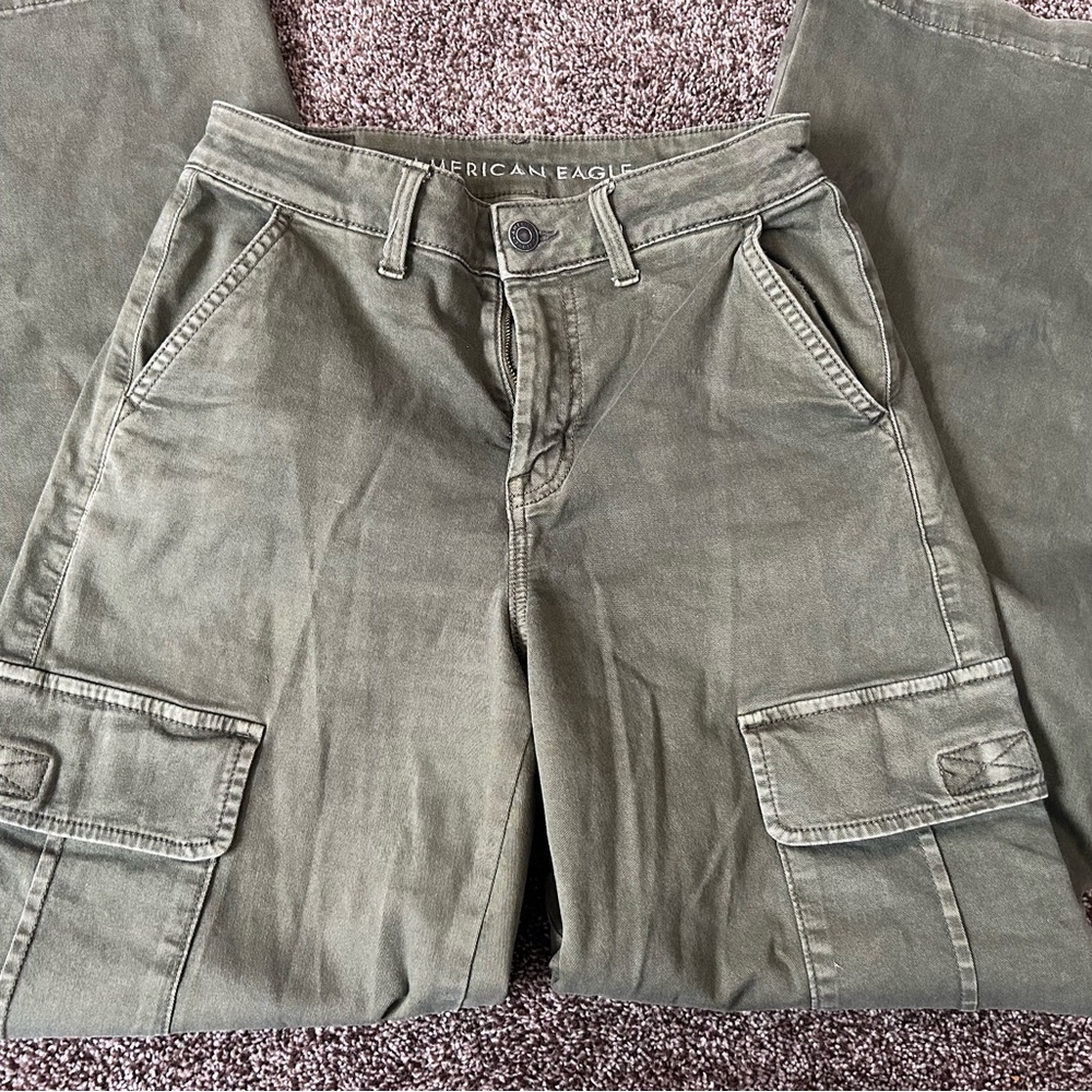 Women’s American Eagle army green baggy cargo pants size 0.